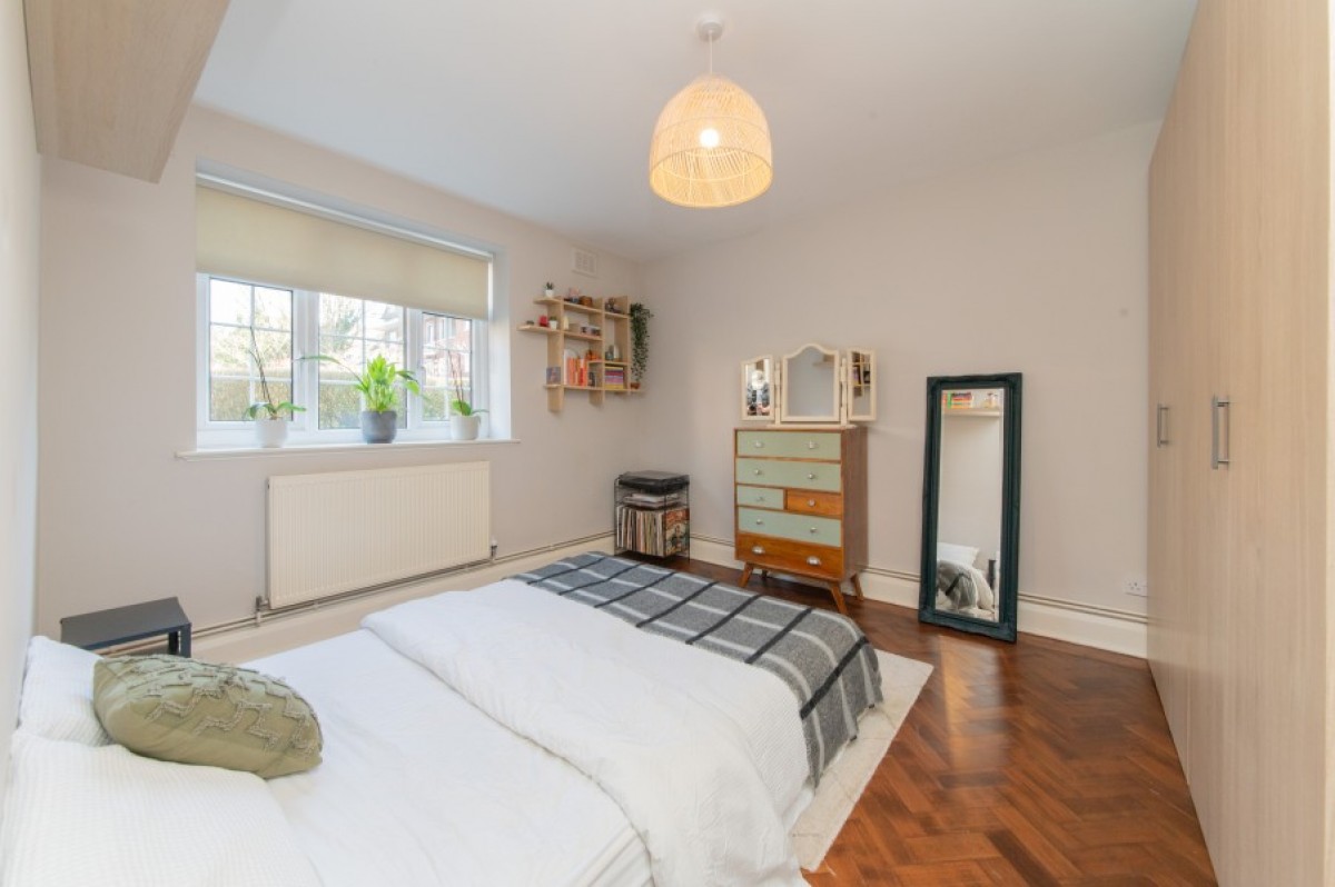 BALLARDS LANE, FINCHLEY, N3