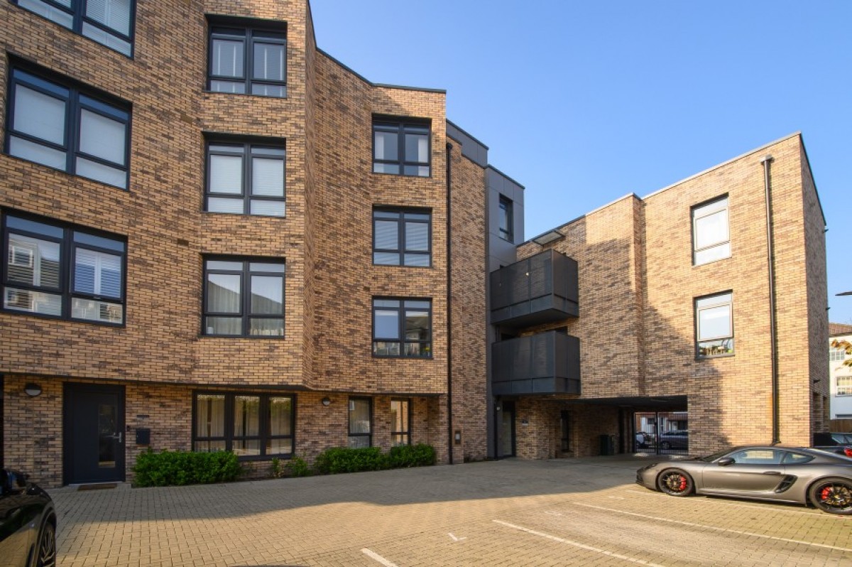 GRUNEISEN ROAD, FINCHLEY, N3
