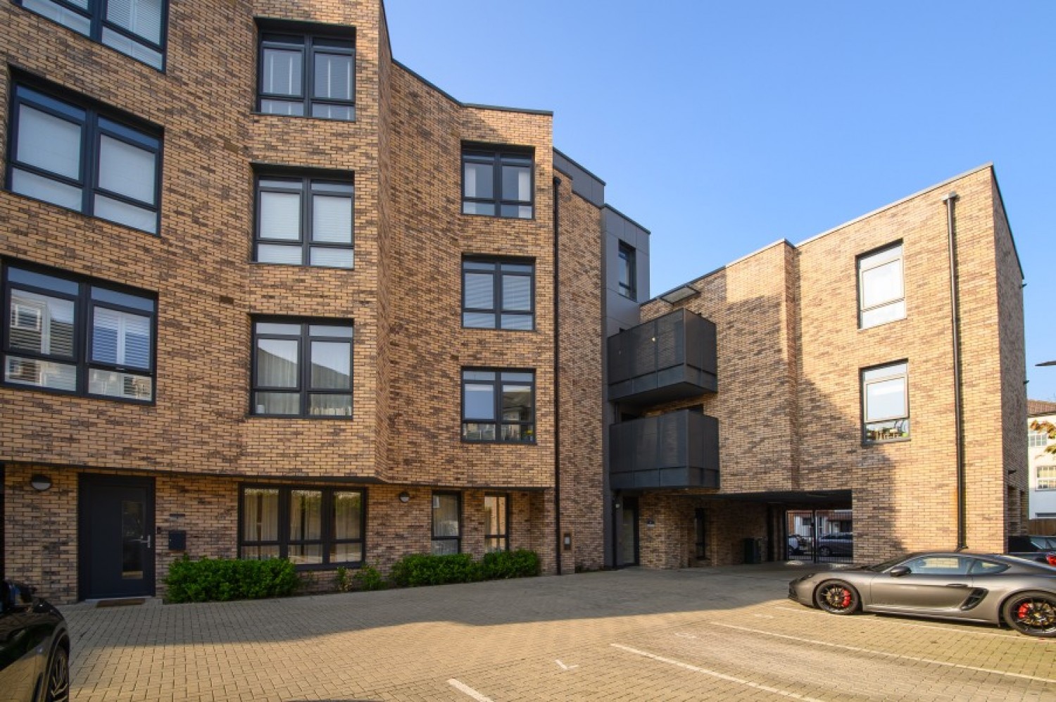 GRUNEISEN ROAD, FINCHLEY, N3