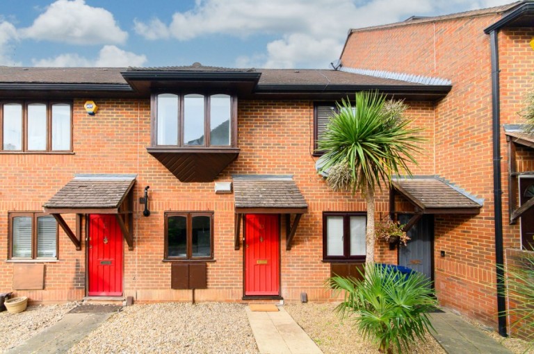 AVENUE ROAD, NORTH FINCHLEY, N12