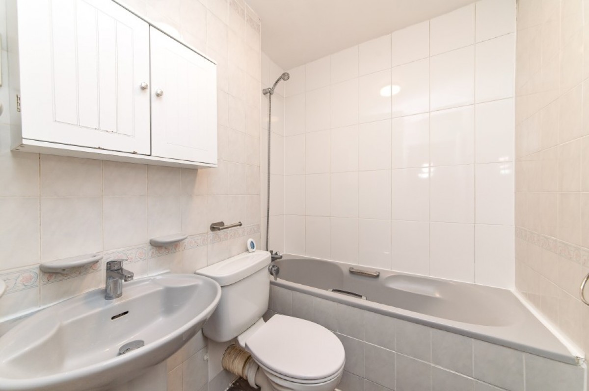 AVENUE ROAD, NORTH FINCHLEY, N12