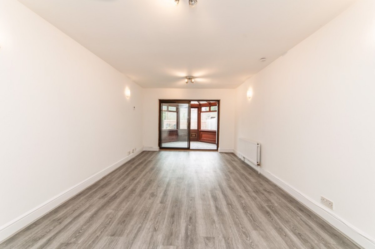 AVENUE ROAD, NORTH FINCHLEY, N12