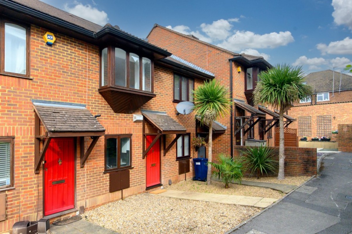 AVENUE ROAD, NORTH FINCHLEY, N12