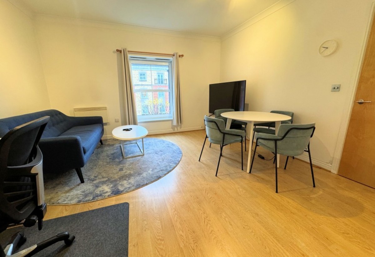 HIGH ROAD, NORTH FINCHLEY, N12