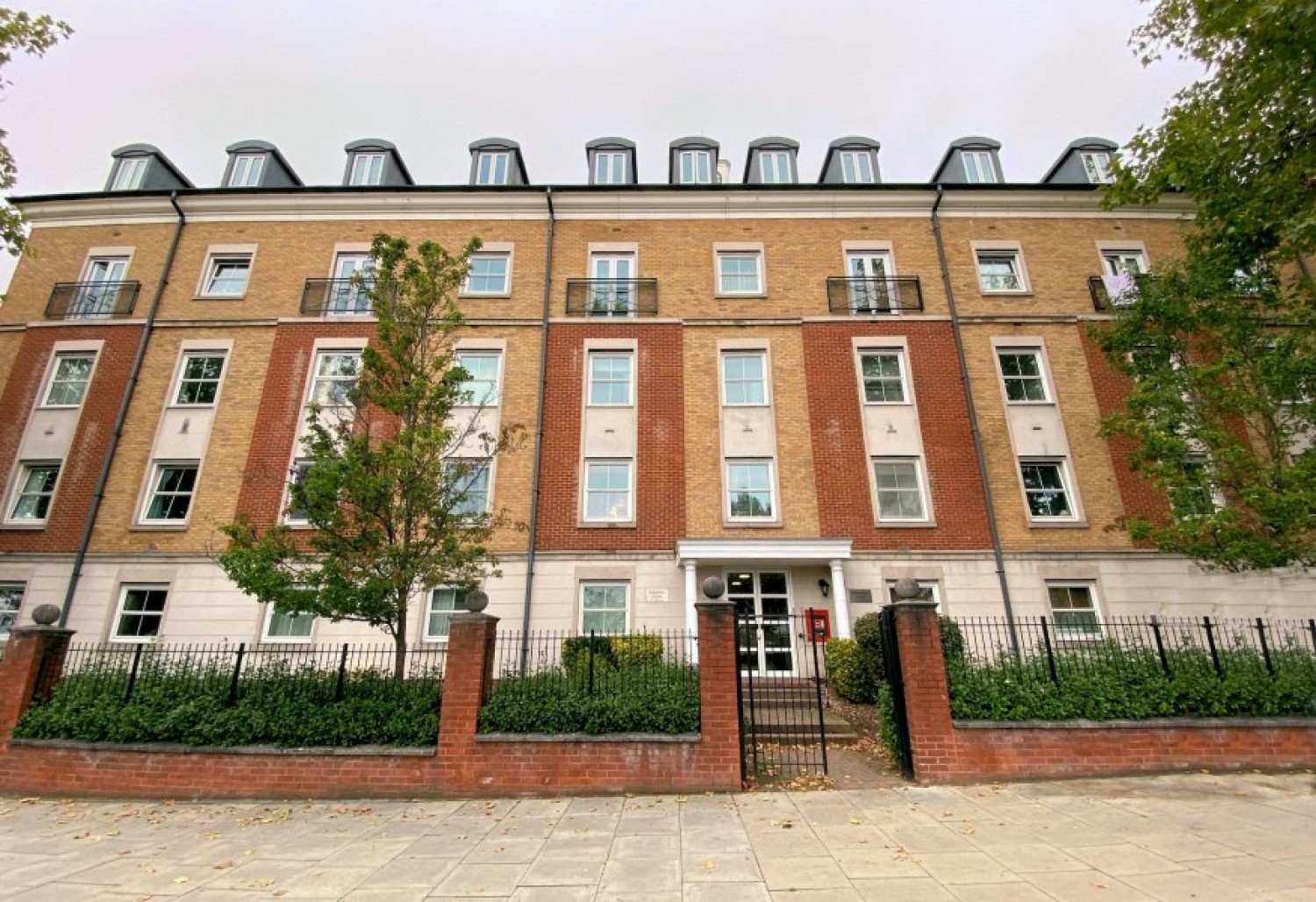 HIGH ROAD, NORTH FINCHLEY, N12