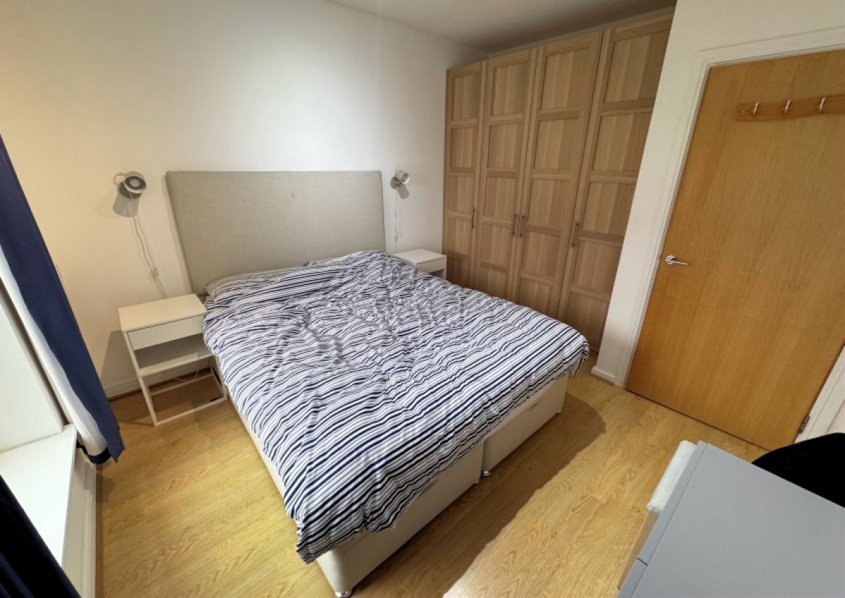 HIGH ROAD, NORTH FINCHLEY, N12