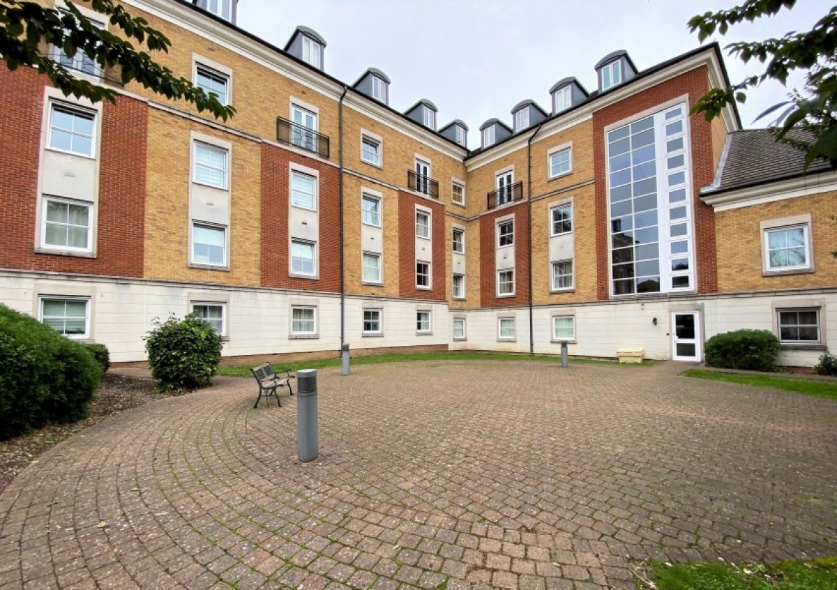 HIGH ROAD, NORTH FINCHLEY, N12