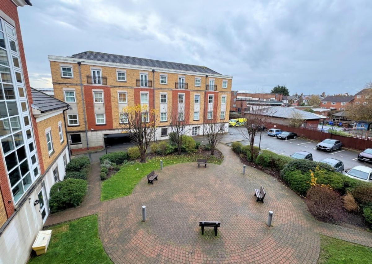 HIGH ROAD, NORTH FINCHLEY, N12