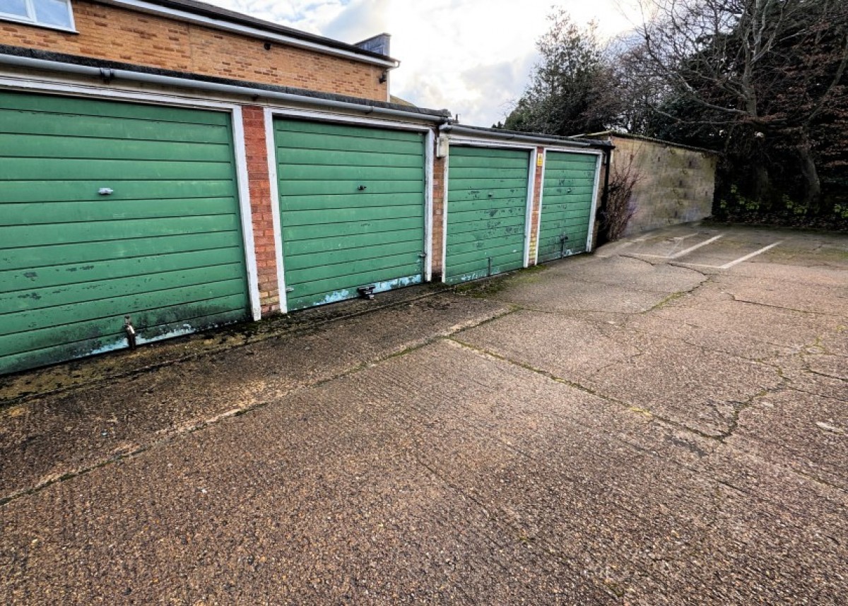 HENDON LANE, FINCHLEY, N3