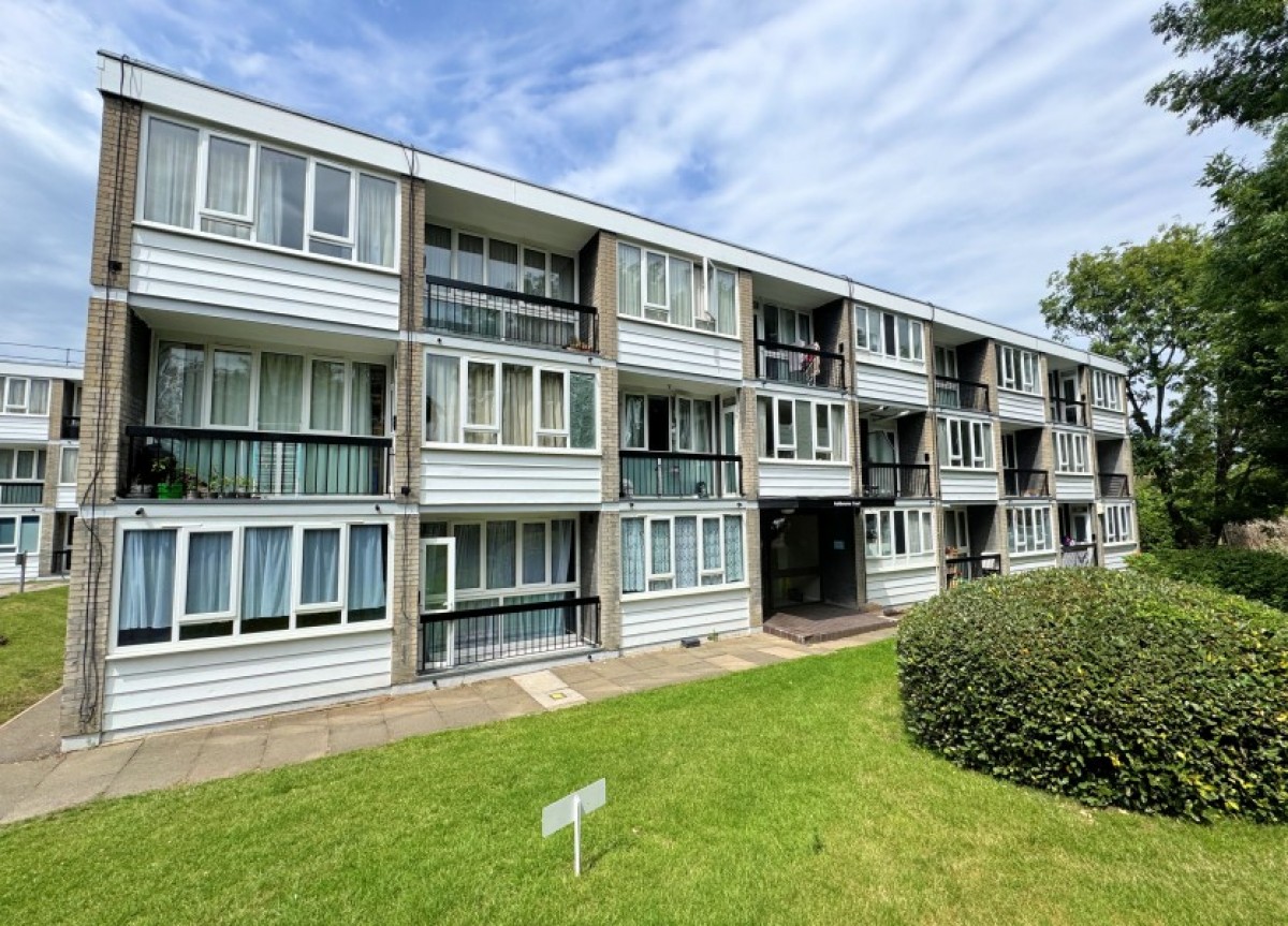 ASHBOURNE CLOSE, WOODSIDE PARK, N12