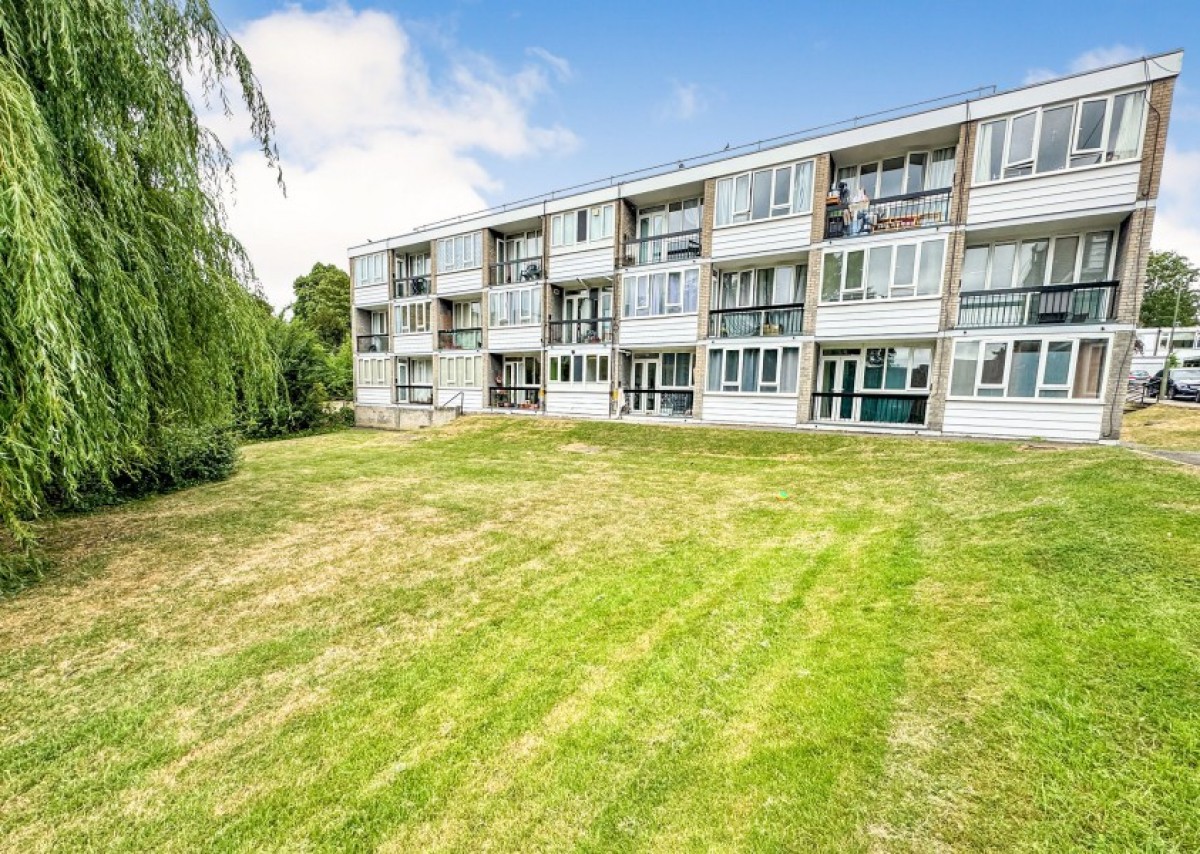ASHBOURNE CLOSE, WOODSIDE PARK, N12