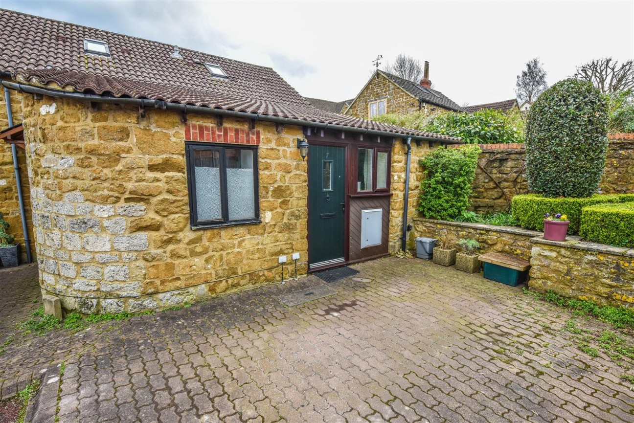 Tythe Court, Cam