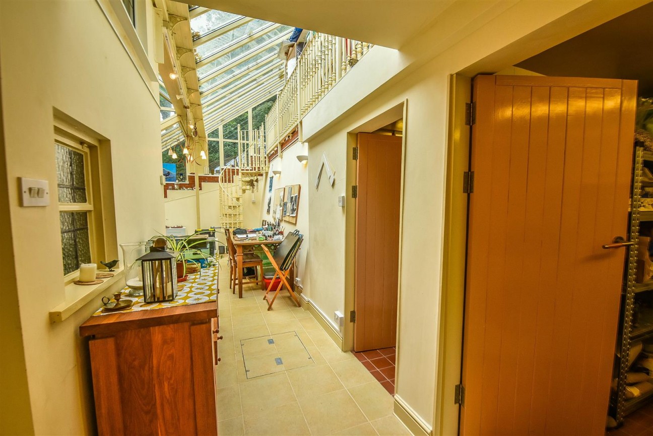 The Broadway, Dursley