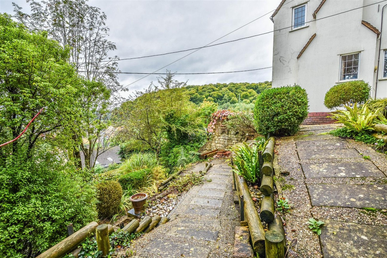 The Broadway, Dursley