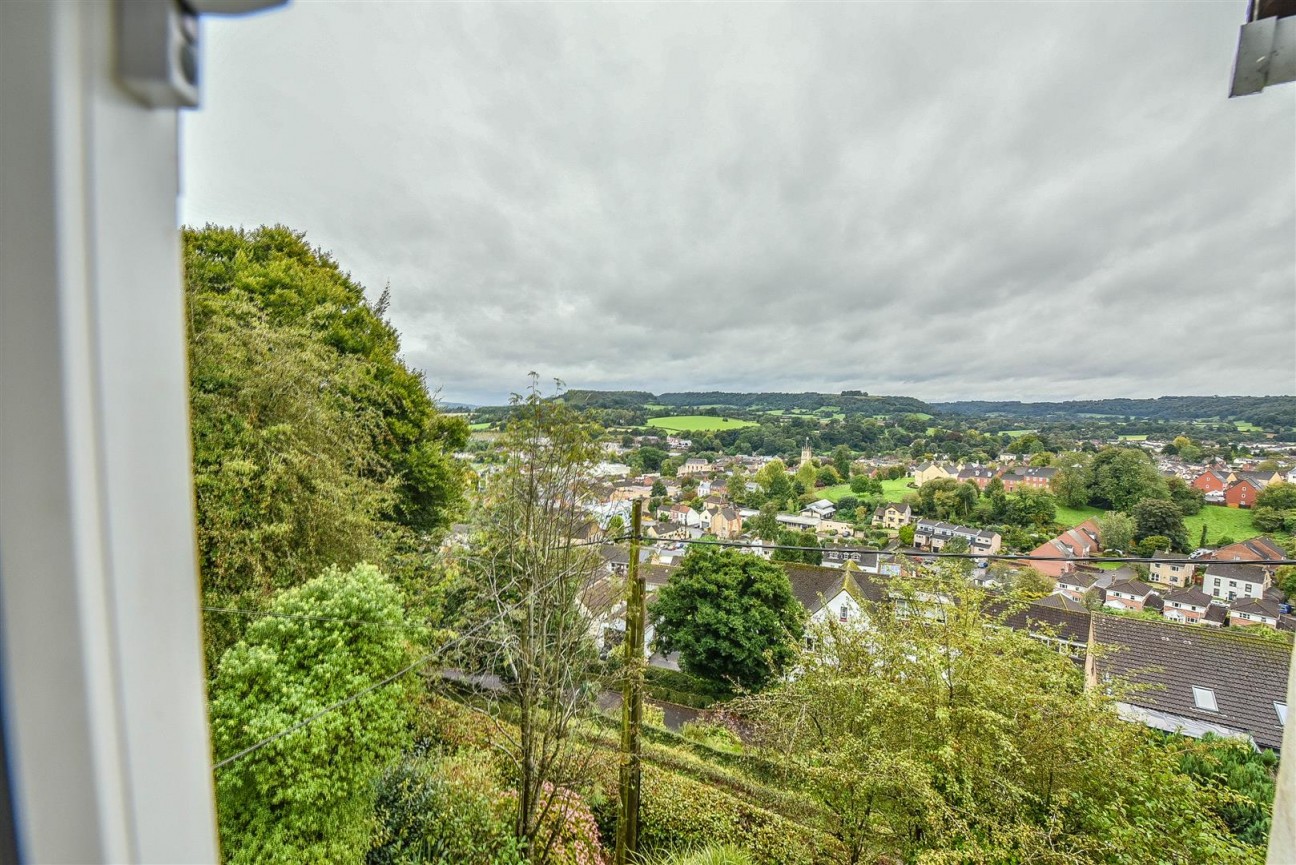 The Broadway, Dursley