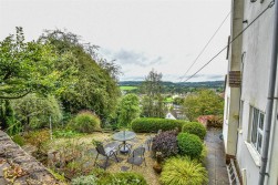 The Broadway, Dursley