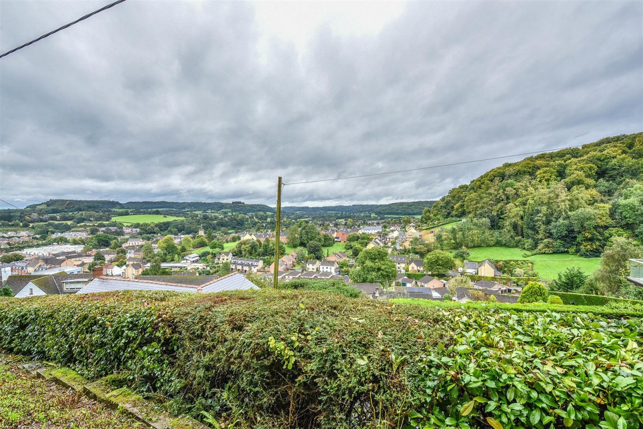 The Broadway, Dursley