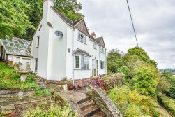 The Broadway, Dursley