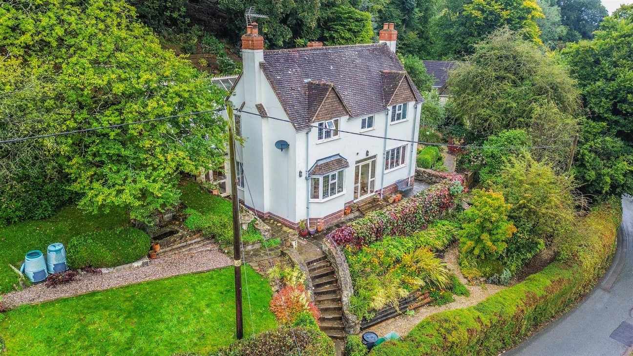 The Broadway, Dursley