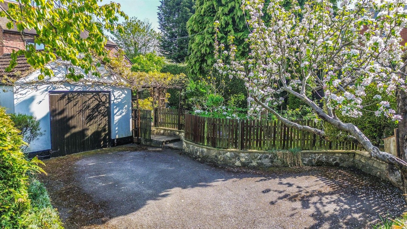 Spouthouse Lane, Cam