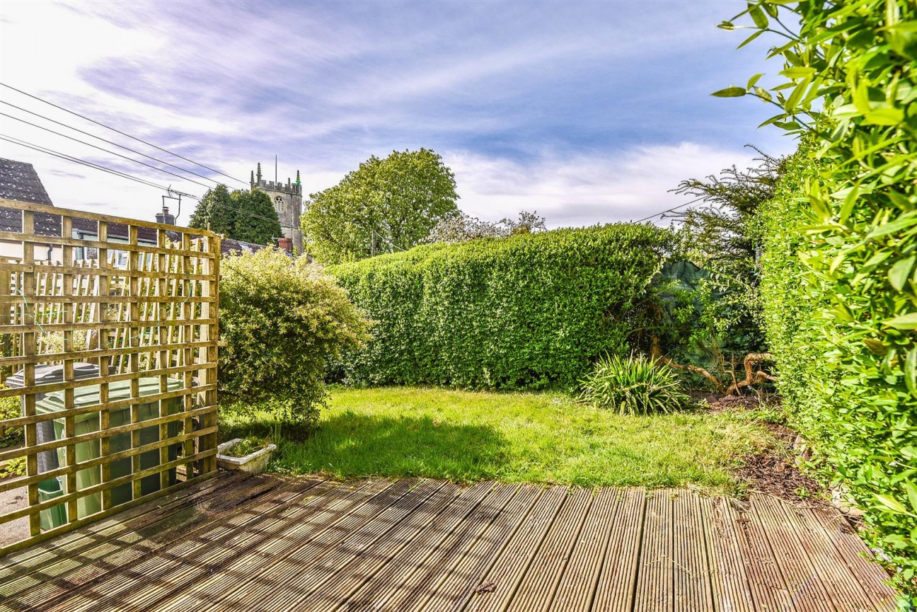 Hopton Road, Cam