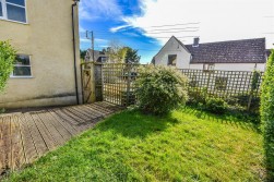 Hopton Road, Cam