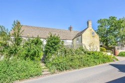 Hopton Road, Cam