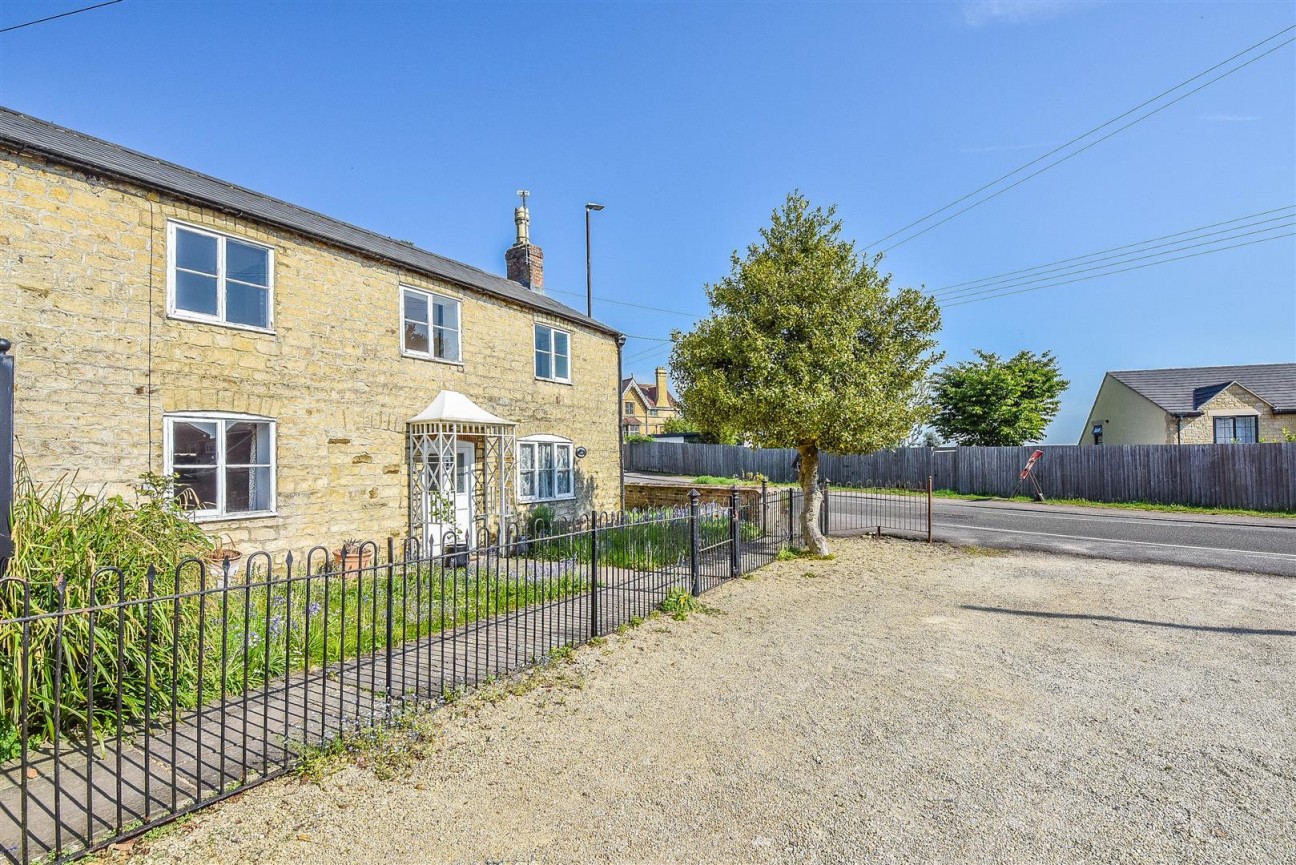 Tilsdown, Cam