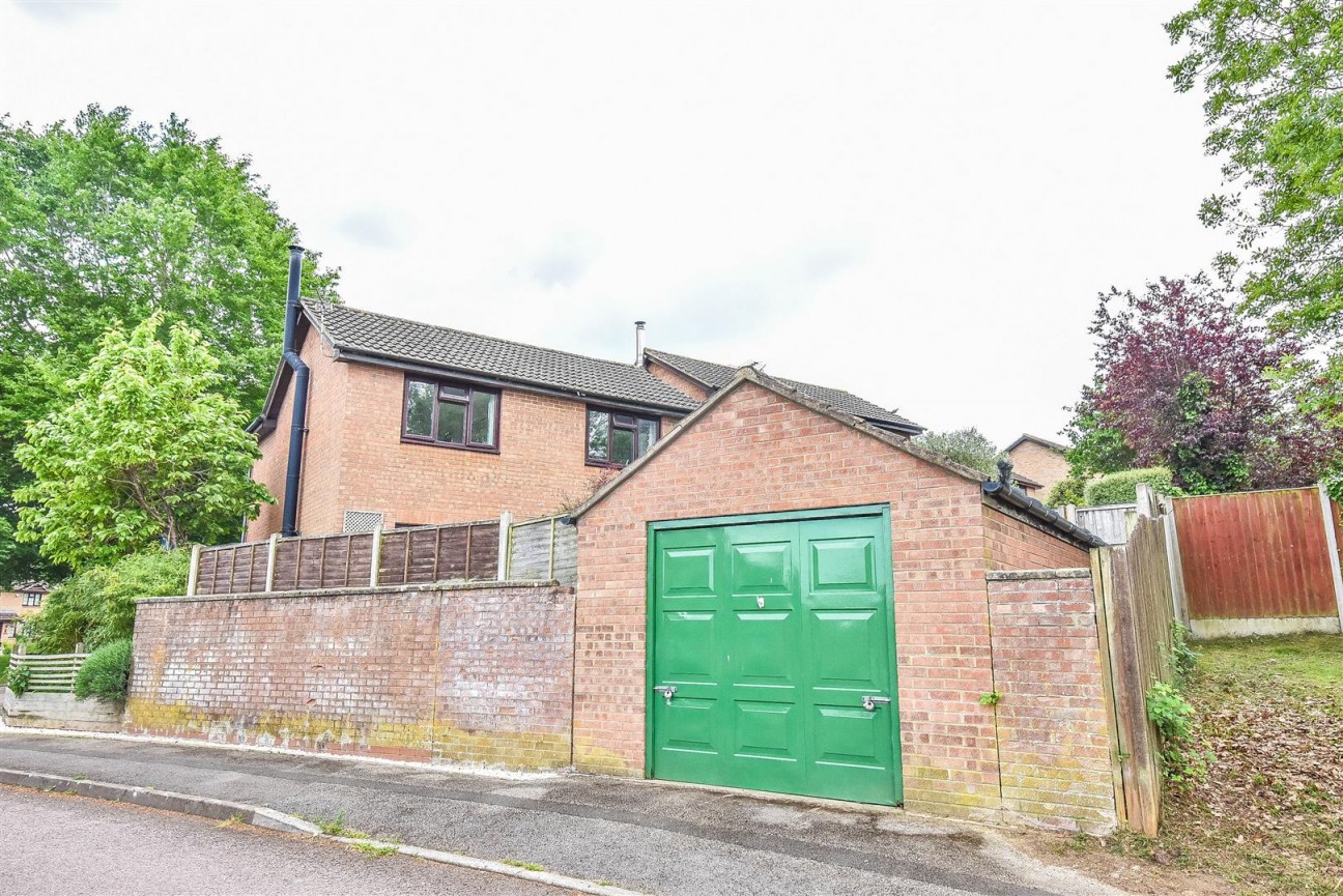 St. Bartholomews Close, Cam, Dursley