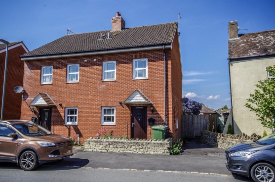 Woodfield Road, Cam