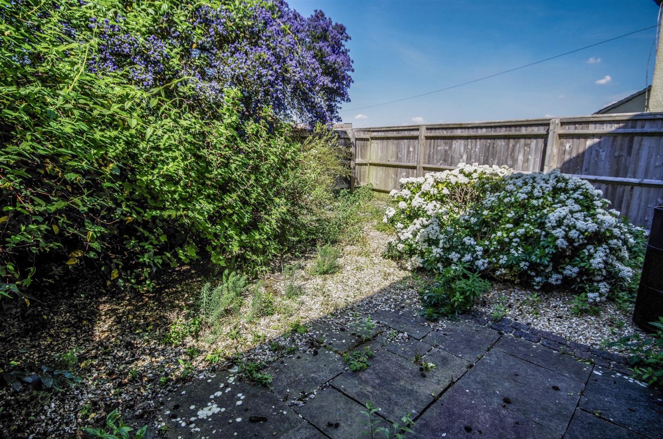 Woodfield Road, Cam