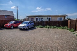 Woodfield Road, Cam