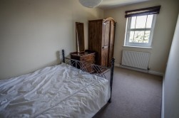 Woodfield Road, Cam