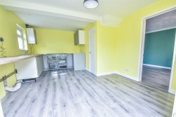 Woodview Road, Cam