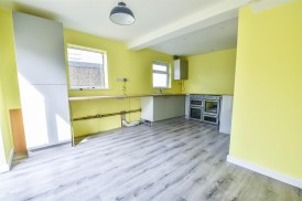 Woodview Road, Cam