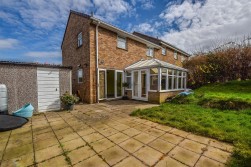 Woodview Road, Cam