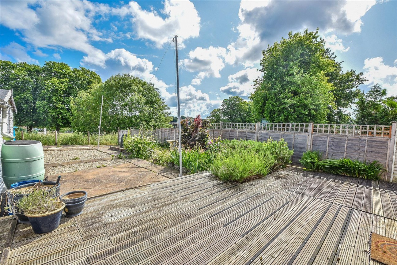 Woodview Road, Cam