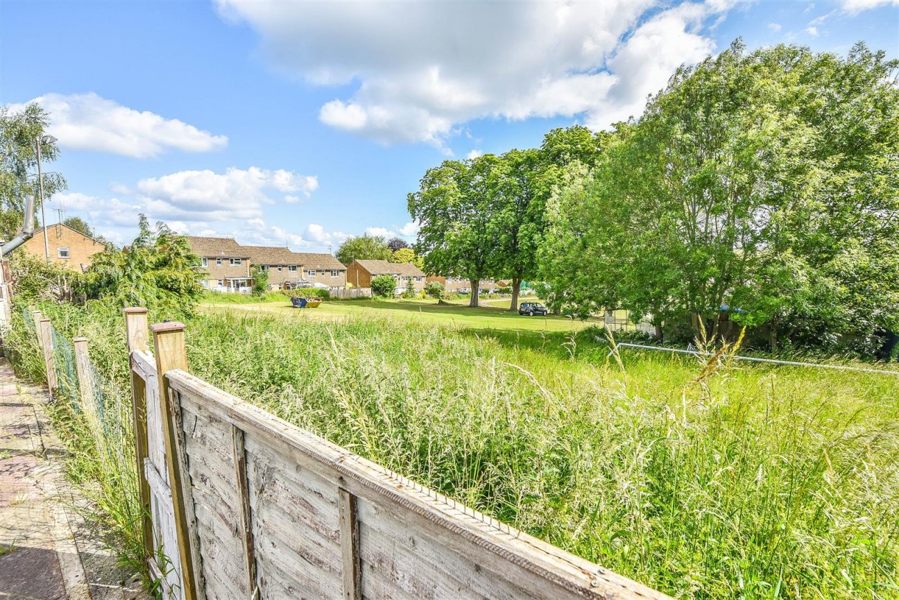 Woodview Road, Cam