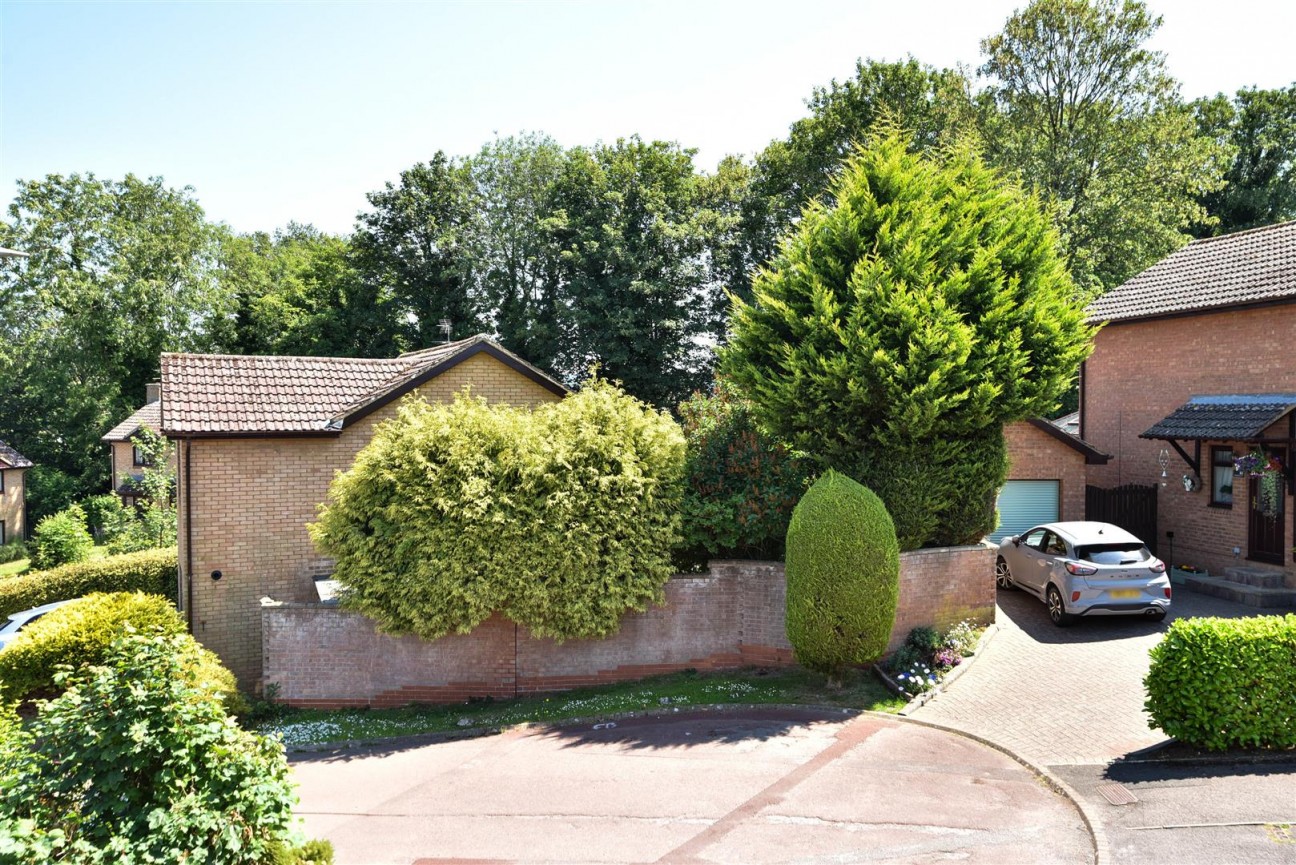St Bartholomews Close, Cam