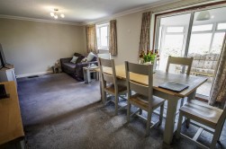 Orchard Close, Cam