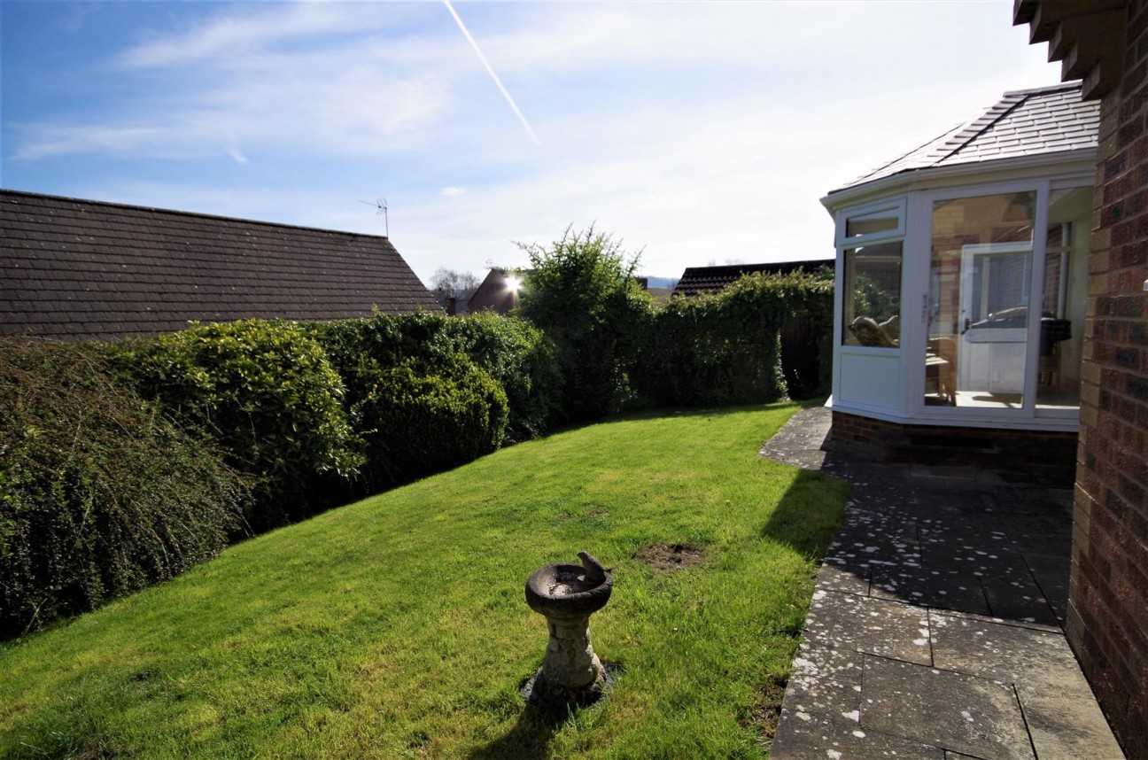 Orchard Close, Cam