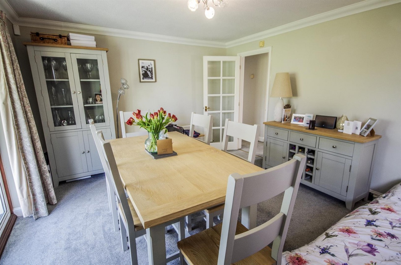 Orchard Close, Cam