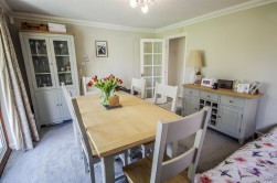 Orchard Close, Cam