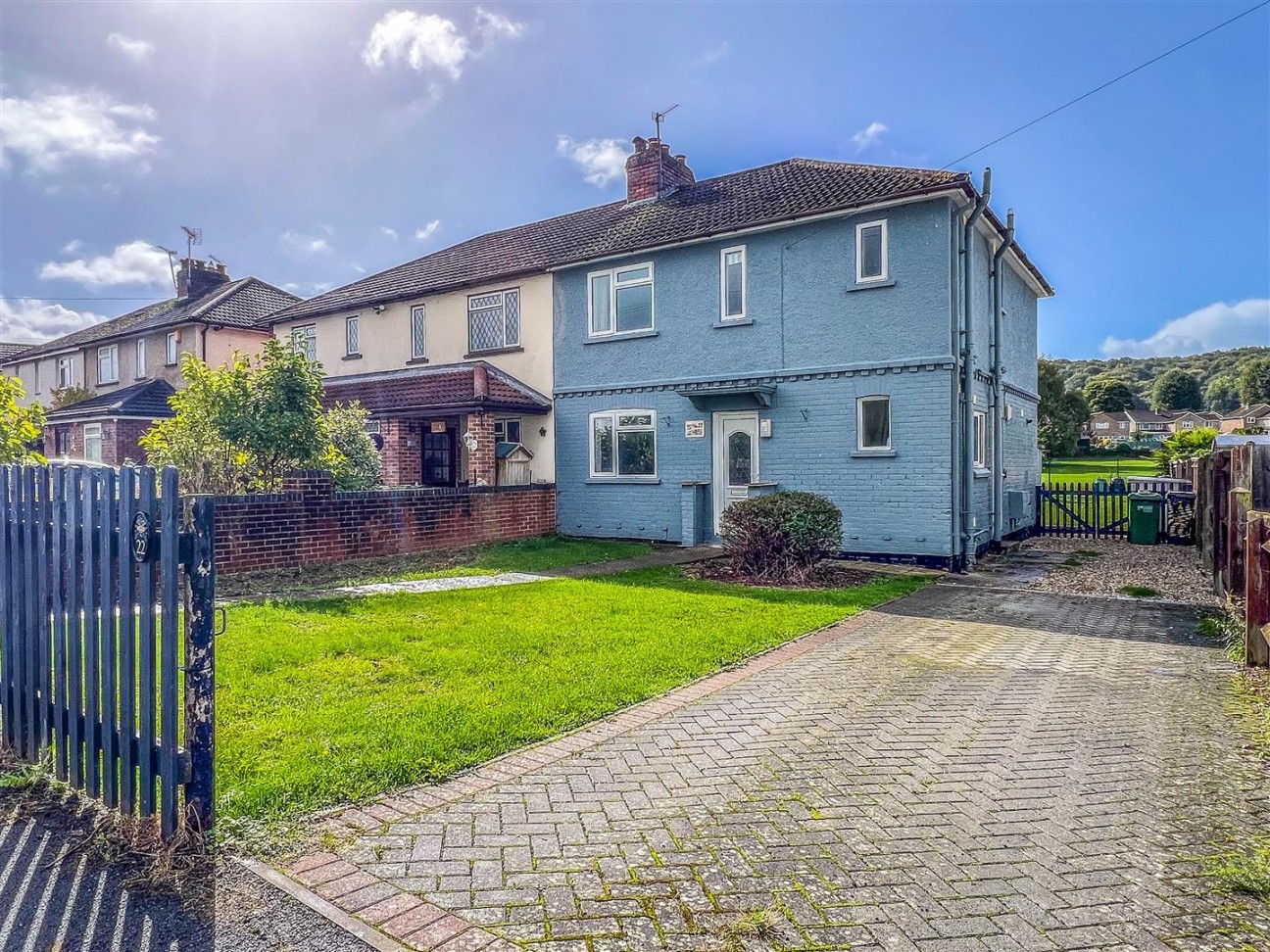 Third Avenue, Dursley
