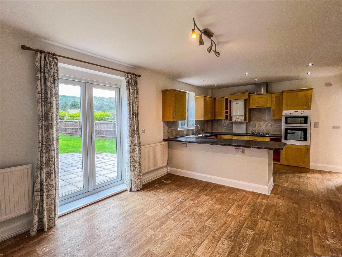 Third Avenue, Dursley