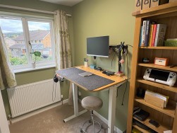 Yellow Hundred Close, Dursley