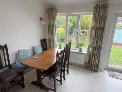 Yellow Hundred Close, Dursley