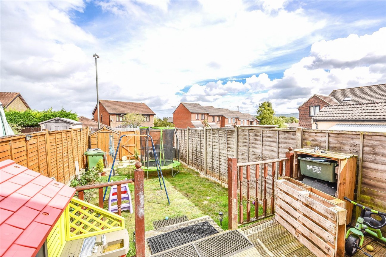 Larkrise, Cam, Dursley