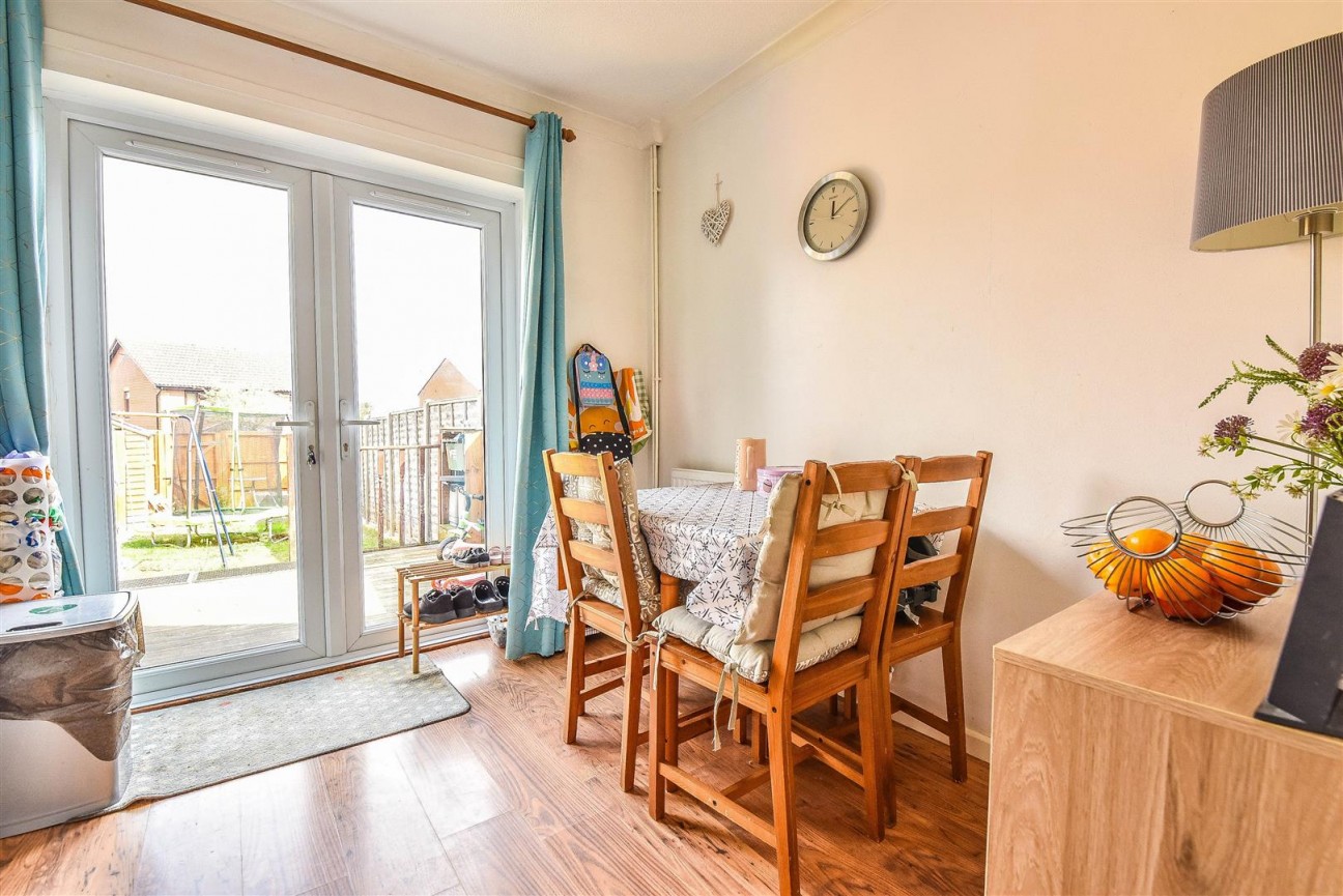 Larkrise, Cam, Dursley