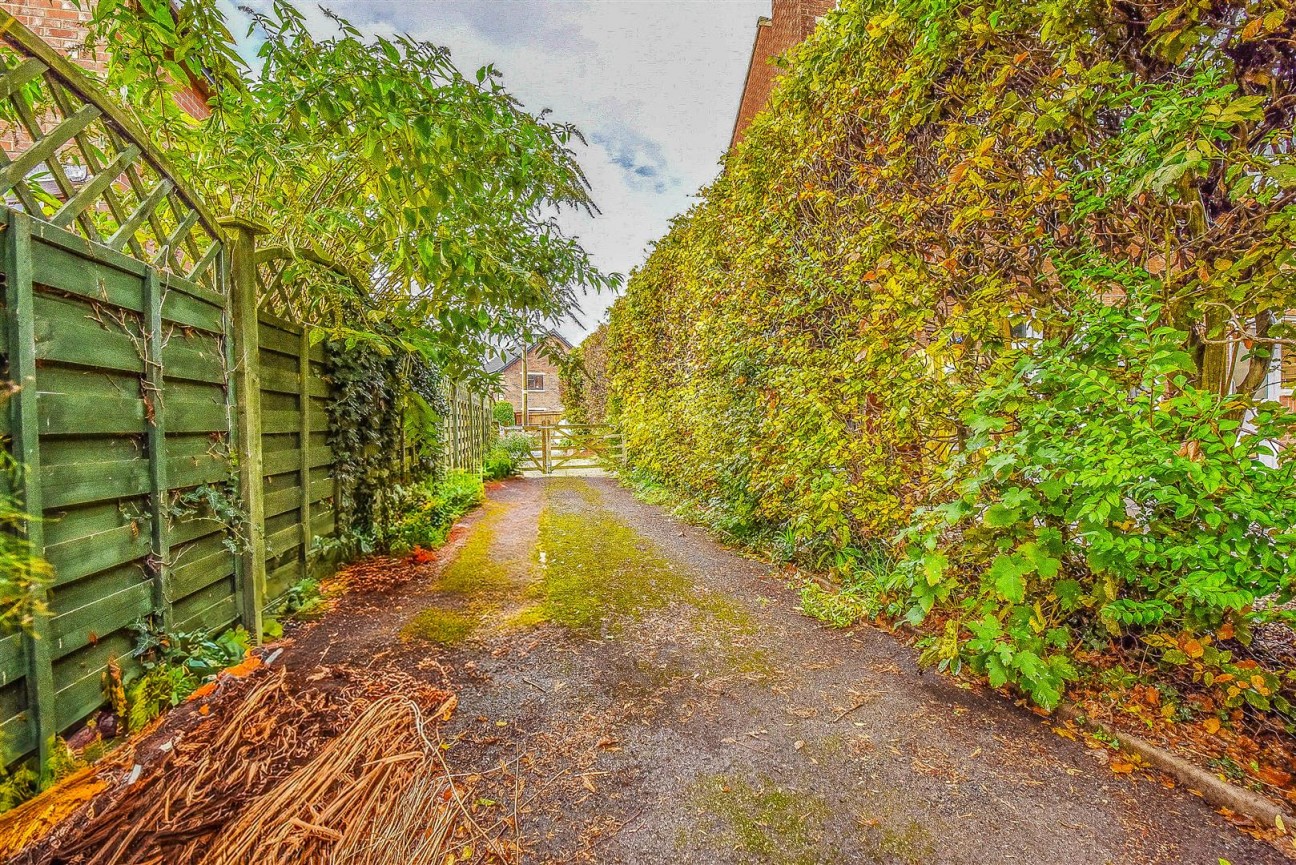 Dursley Road, Dursley